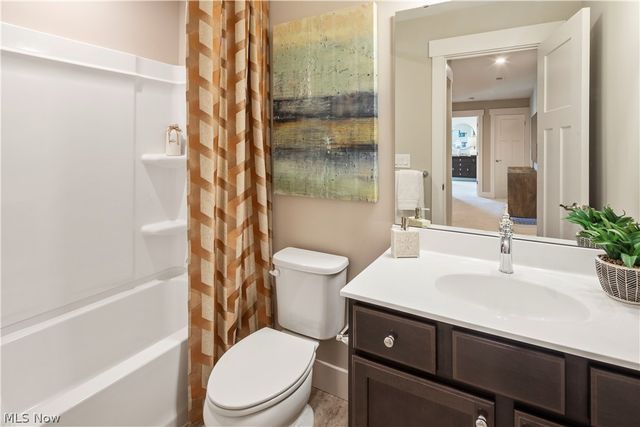 824 Colesbourne Circle, Green, OH 44685