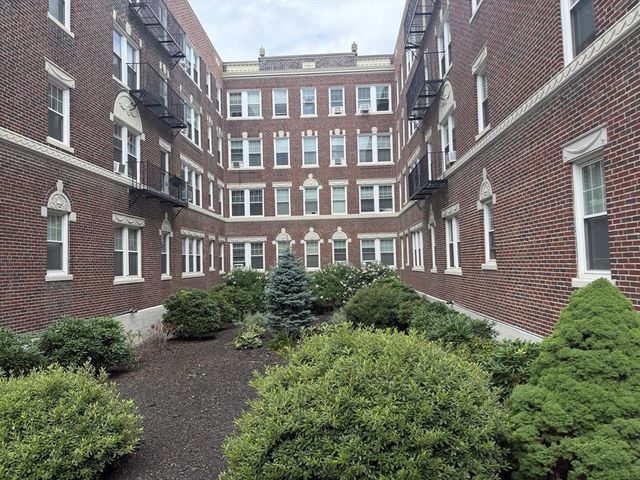 115 Peterborough 24, Boston, MA 02215