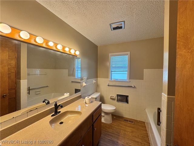 803 Wiggington, Wister, OK 74966