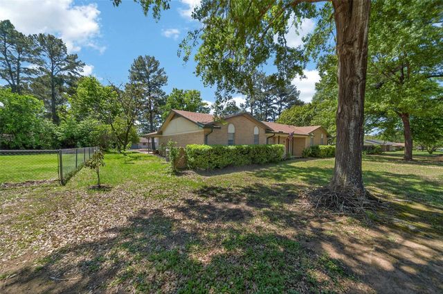1009 Caprice Dr, Grand Saline, TX 75140