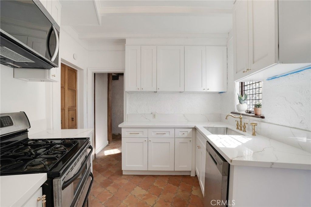 Image 11 of property listing at 7166 Woodrow Wilson, Los Angeles, CA 90068