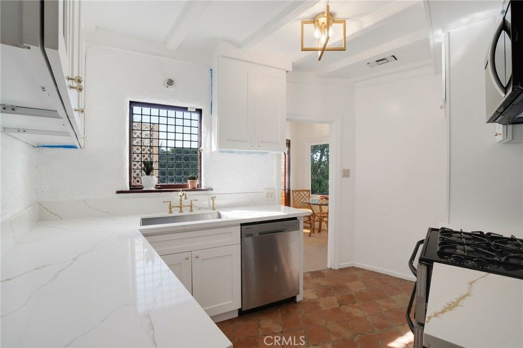 Image 12 of property listing at 7166 Woodrow Wilson, Los Angeles, CA 90068