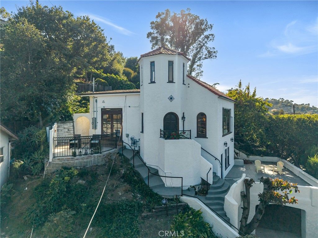 Image 2 of property listing at 7166 Woodrow Wilson, Los Angeles, CA 90068