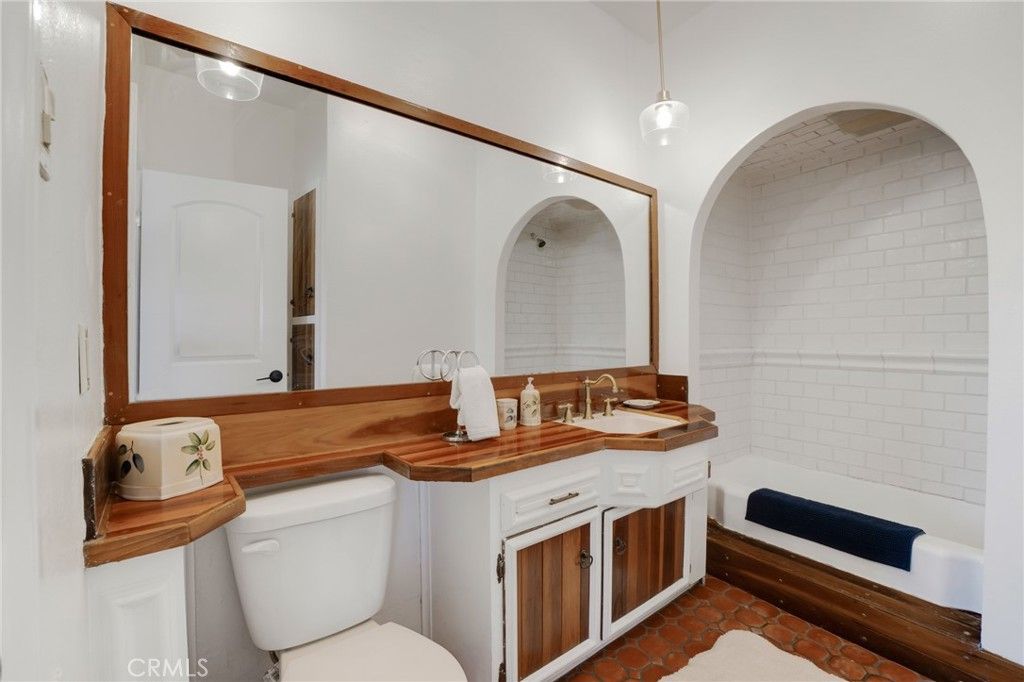 Image 24 of property listing at 7166 Woodrow Wilson, Los Angeles, CA 90068