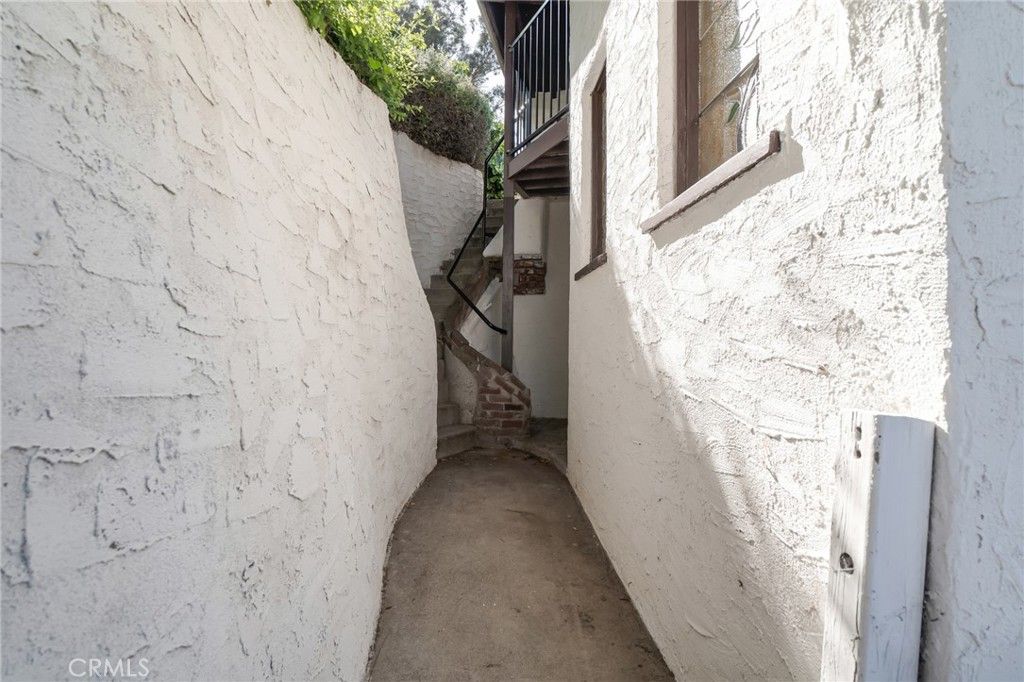 Image 30 of property listing at 7166 Woodrow Wilson, Los Angeles, CA 90068
