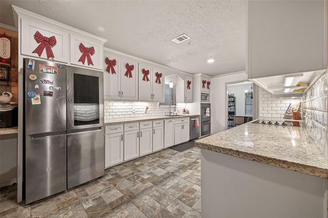 218 Beaumont Drive, Magnolia, TX 77354