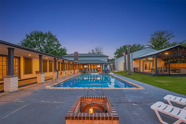 218 Beaumont Drive, Magnolia, TX 77354