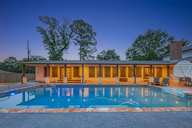 218 Beaumont Drive, Magnolia, TX 77354