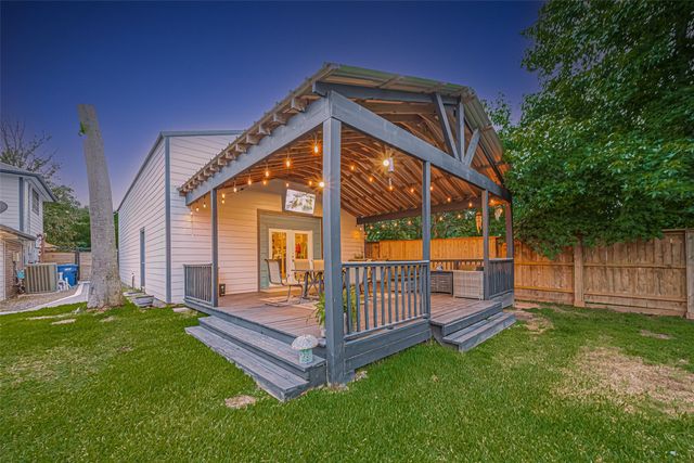 218 Beaumont Drive, Magnolia, TX 77354