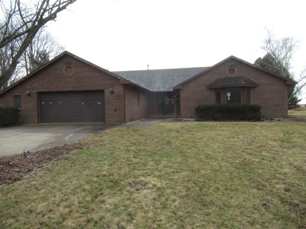 153 Lake Road, Seymour, IL 61875