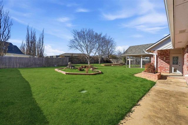 310 NW 32nd St, Lawton, OK 73505