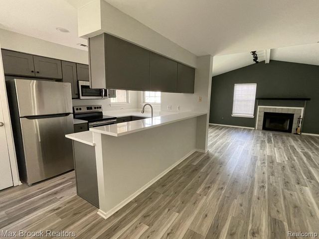 6635 Bellows Court, West Bloomfield, MI 48322