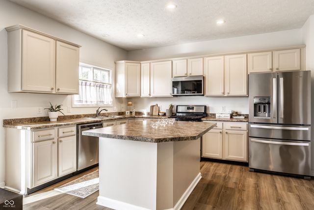 4348 Ledge Rock Court, Zionsville, IN 46077