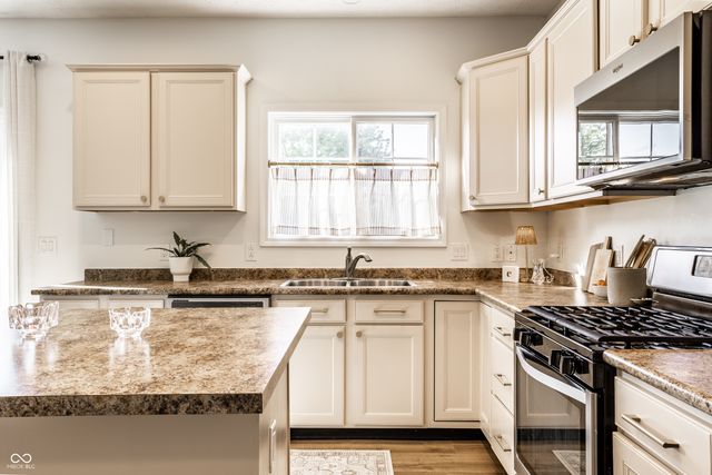 4348 Ledge Rock Court, Zionsville, IN 46077