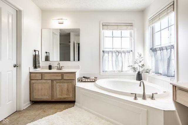 4348 Ledge Rock Court, Zionsville, IN 46077