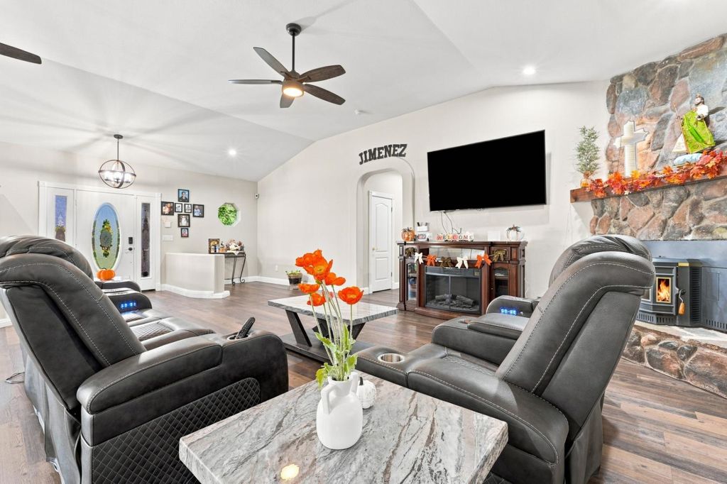 Image 23 of property listing at 11635 S Amber Avenue, Selma, CA 93662