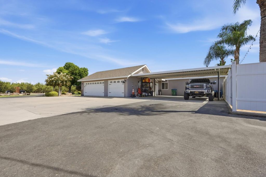 Image 42 of property listing at 11635 S Amber Avenue, Selma, CA 93662