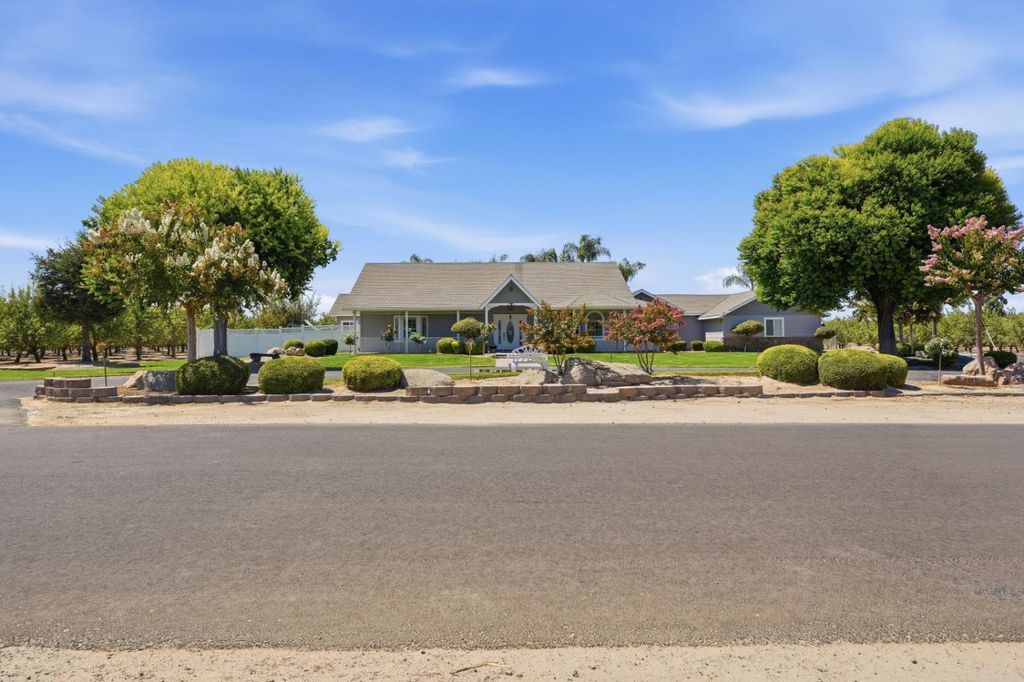 Image 8 of property listing at 11635 S Amber Avenue, Selma, CA 93662