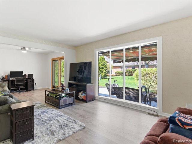 1373 Glenwood Drive, Troy, MI 48083