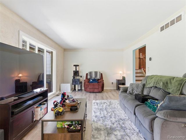 1373 Glenwood Drive, Troy, MI 48083
