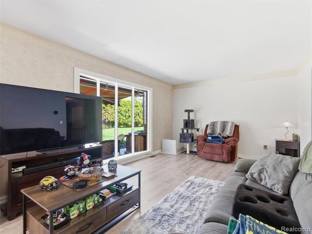 1373 Glenwood Drive, Troy, MI 48083