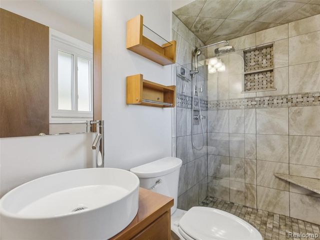 1373 Glenwood Drive, Troy, MI 48083