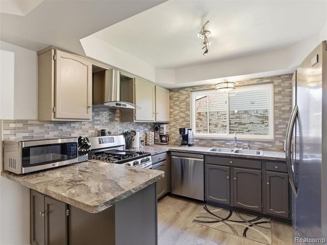 1373 Glenwood Drive, Troy, MI 48083