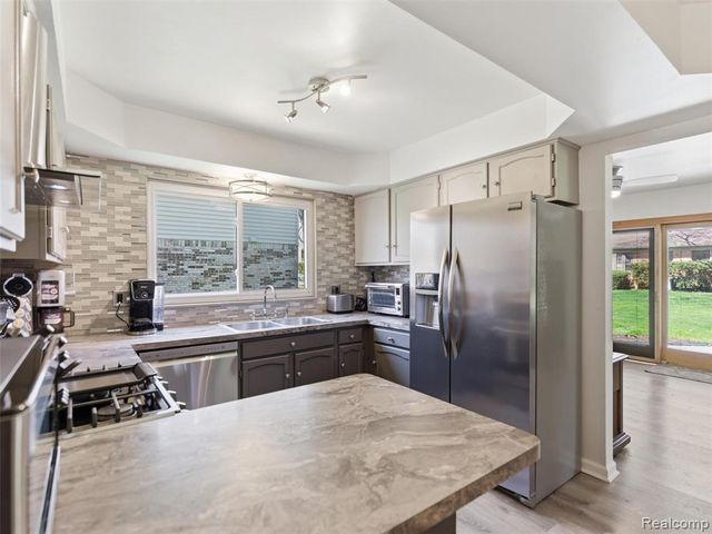 1373 Glenwood Drive, Troy, MI 48083