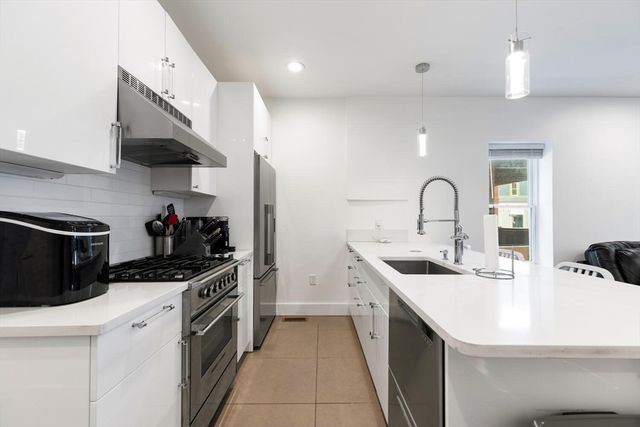 714 E 5th St 1, Boston, MA 02127