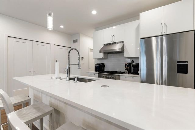 714 E 5th St 1, Boston, MA 02127