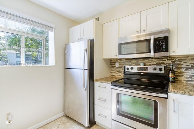 3095 N Oakland Forest Dr 104, Oakland Park, FL 33309