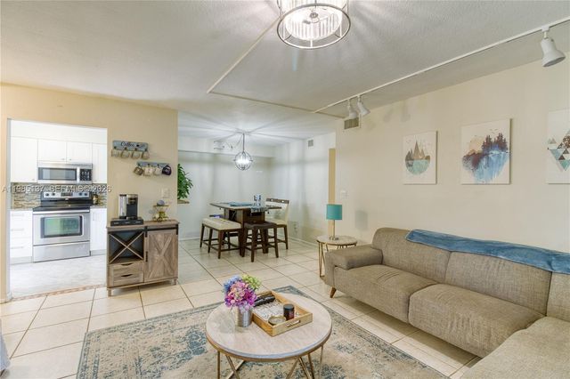 3095 N Oakland Forest Dr 104, Oakland Park, FL 33309