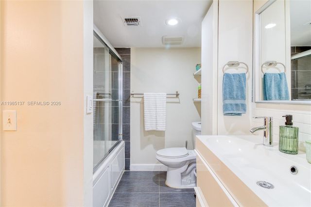 3095 N Oakland Forest Dr 104, Oakland Park, FL 33309