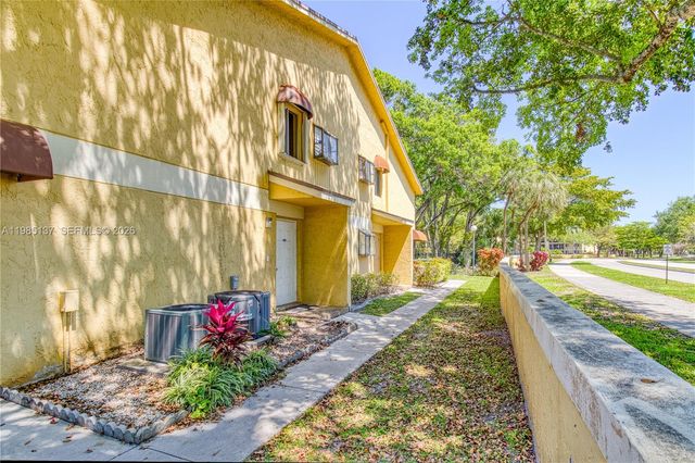 3095 N Oakland Forest Dr 104, Oakland Park, FL 33309