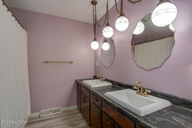 823 Old Harriman Hwy, Oliver Springs, TN 37840