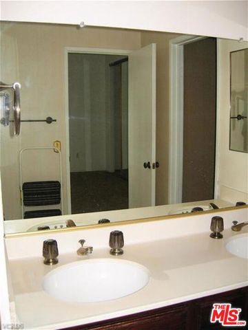 523 Park Springs Court, Oak Park, CA 91377