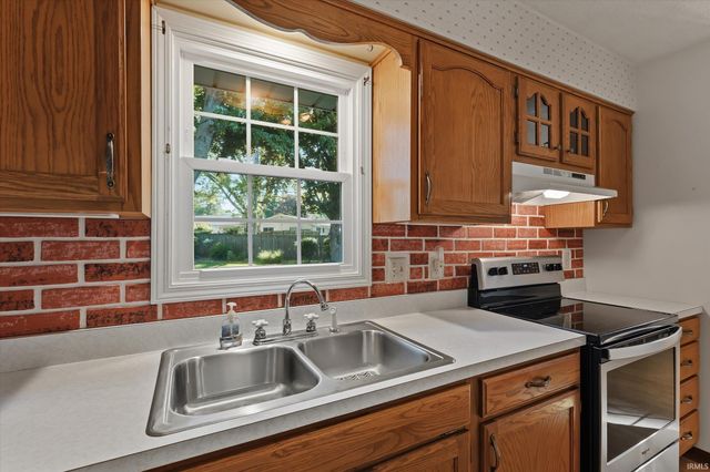 1612 Kerry Court, South Bend, IN 46614