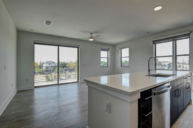 6400 Washington Avenue 301, Houston, TX 77007
