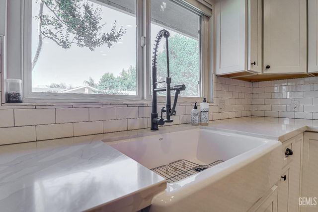 1000 Halterio Court, Bakersfield, CA 93309