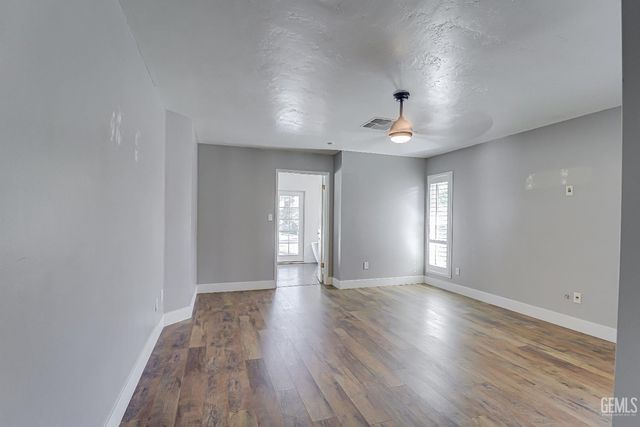 1000 Halterio Court, Bakersfield, CA 93309