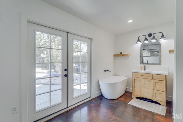 1000 Halterio Court, Bakersfield, CA 93309