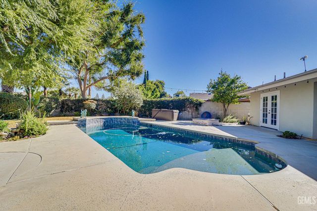 1000 Halterio Court, Bakersfield, CA 93309