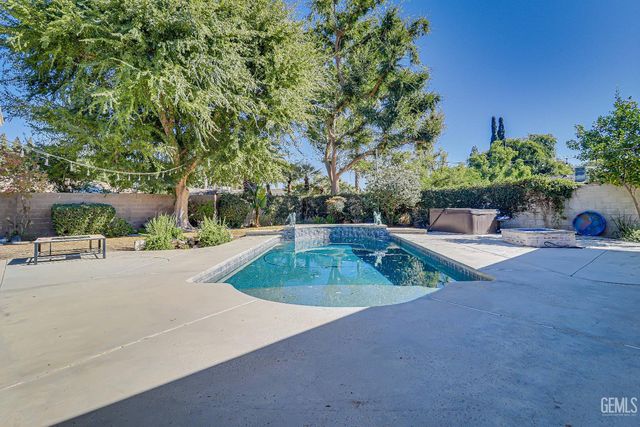 1000 Halterio Court, Bakersfield, CA 93309