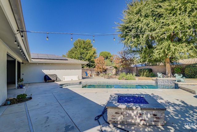 1000 Halterio Court, Bakersfield, CA 93309