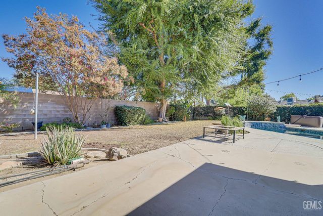 1000 Halterio Court, Bakersfield, CA 93309