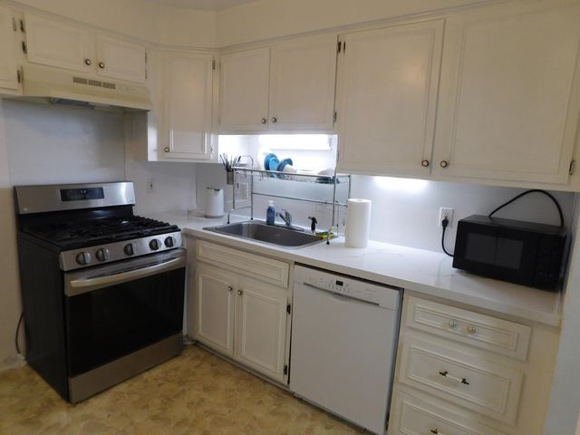 448 Fox Hills Drive S 3, Bloomfield Hills, MI 48304