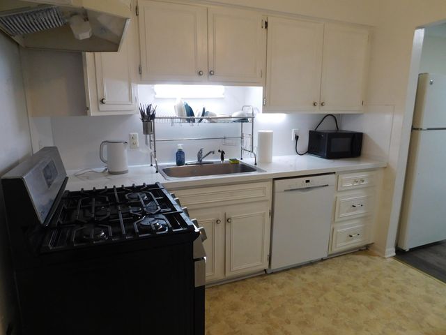 448 Fox Hills Drive S 3, Bloomfield Hills, MI 48304