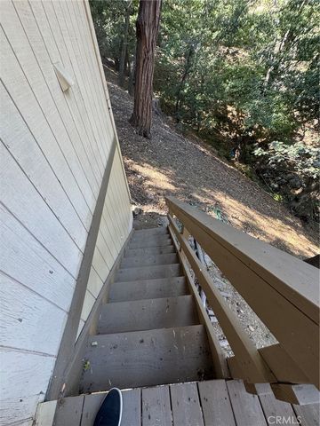 327 E Zermatt Drive, Crestline, CA 92325