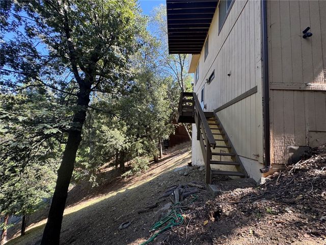 327 E Zermatt Drive, Crestline, CA 92325