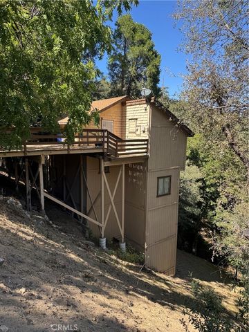 327 E Zermatt Drive, Crestline, CA 92325